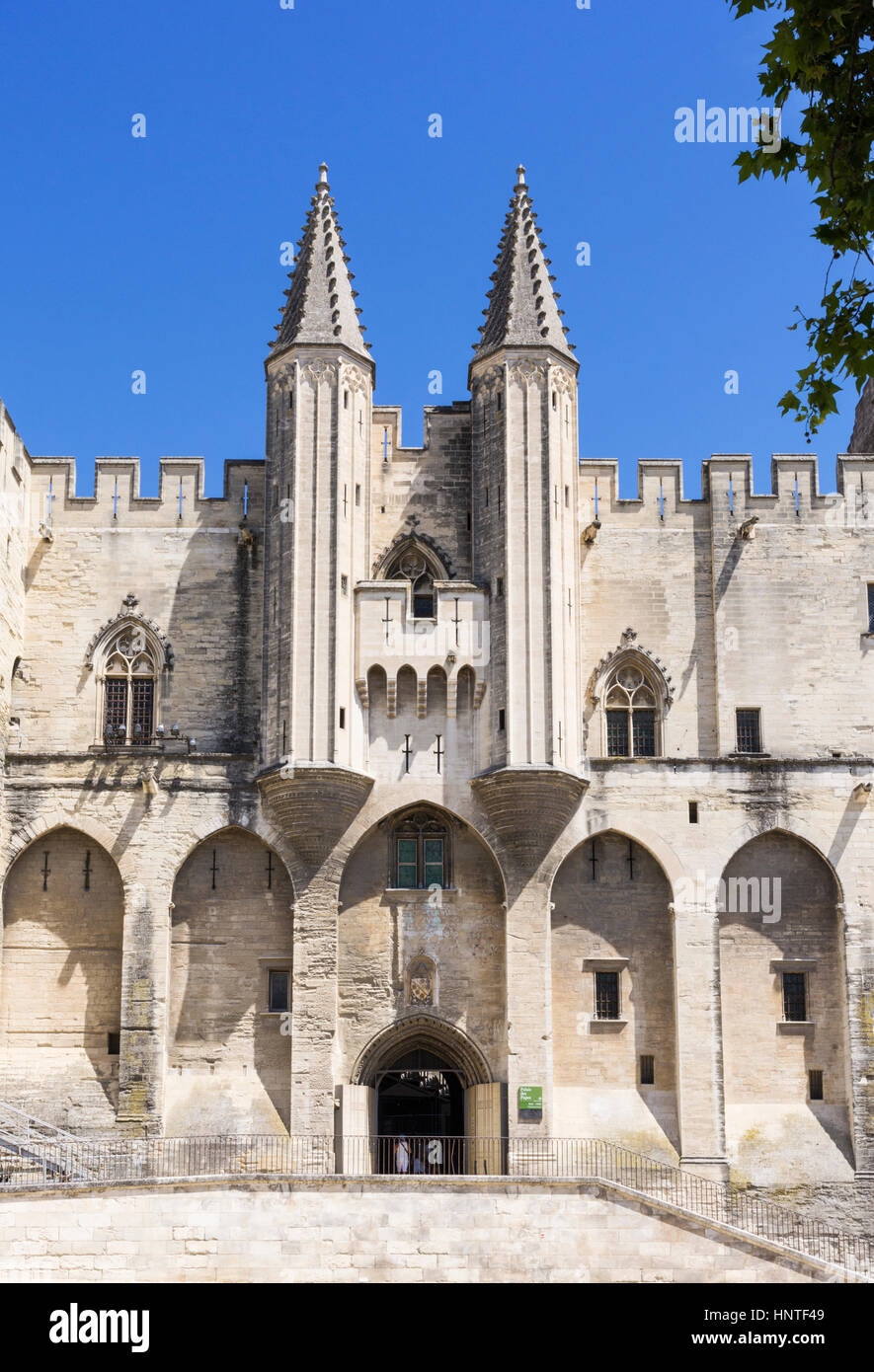Gothique Avignon tours jumelles du nouveau Palais, Palais des Papes, Place du Palais, Avignon, France Banque D'Images