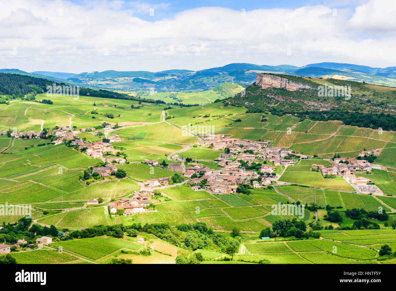 La roche calcaire de Vergisson, donnant sur les vignes et le village de Vergisson, Saône-et-Loire, Burgundy-Franche-Comte, France Banque D'Images
