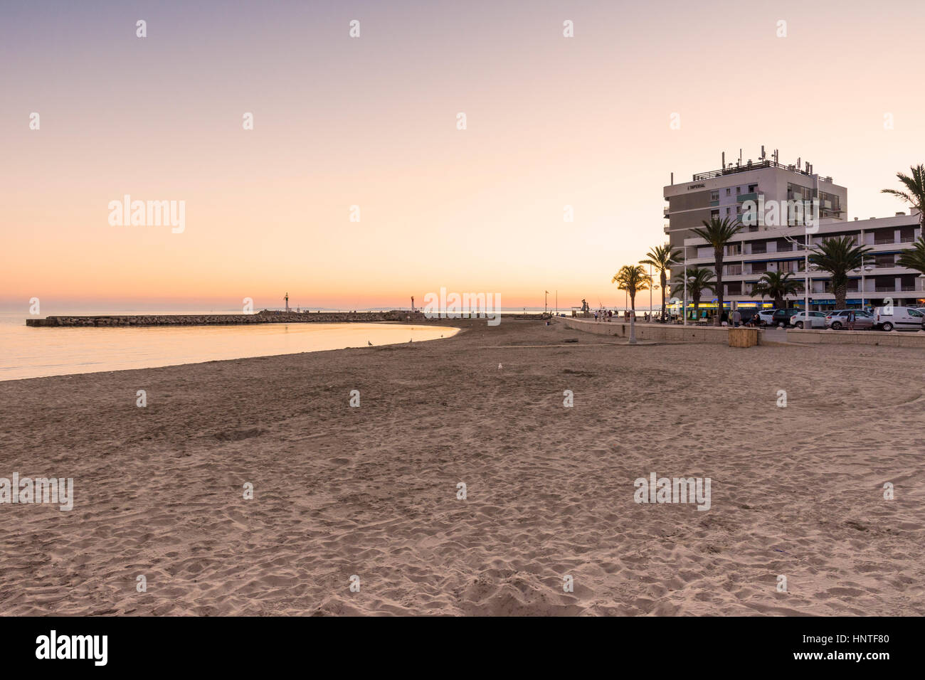 Coucher De Soleil Sur Larc De Sable Mou Vers La Jetée