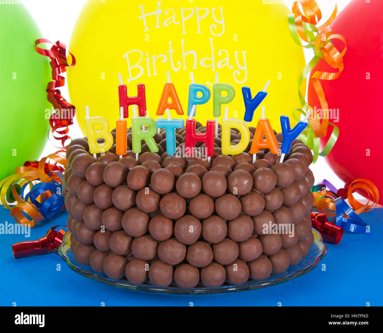 D Un Whopper Anniversaire Chocolat Gateau Decore De Bonbons Boules De Malt Et Joyeux Anniversaire Bougies Fond De Ballon Accueil Simple Et Rapide Gateau Maison Pour Photo Stock Alamy