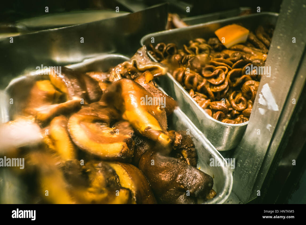 L'alimentation sur l'affichage dans une fenêtre restaurant Chinatown Banque D'Images