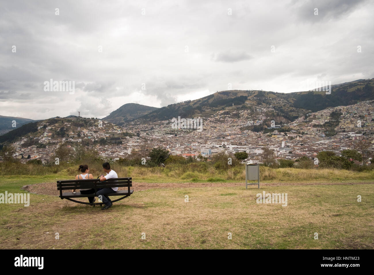 Un couple sur un banc de parc Itchimbia Quito , Equateur Banque D'Images