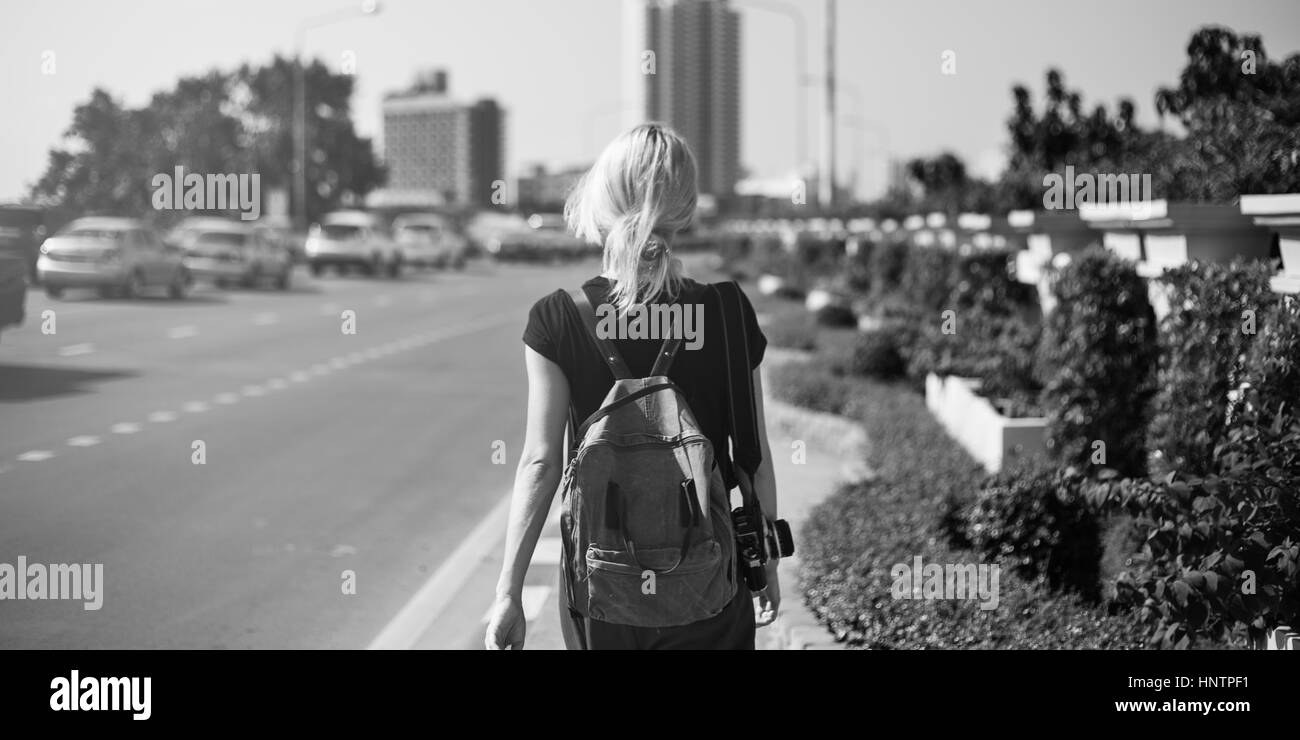 La Marche des femmes de race blanche de la rue Concept Voyageur Camrea Banque D'Images