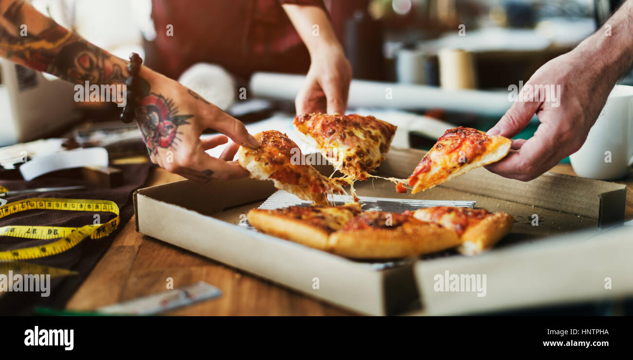 Le partage de l'Amitié Solidarité Pizza Concept communautaire Banque D'Images