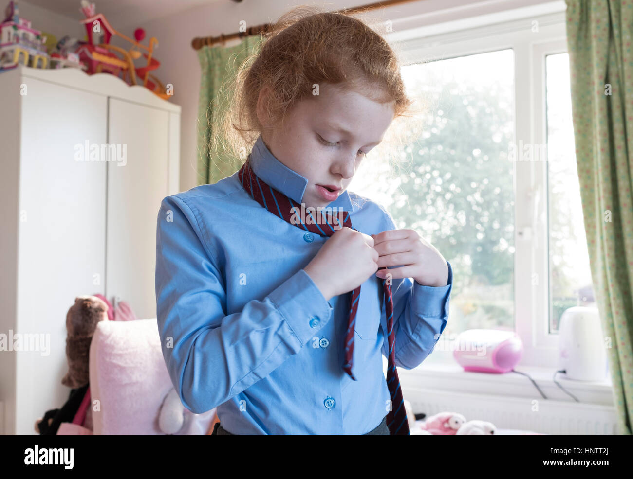 Une petite fille se préparer pour l'école junior. Banque D'Images