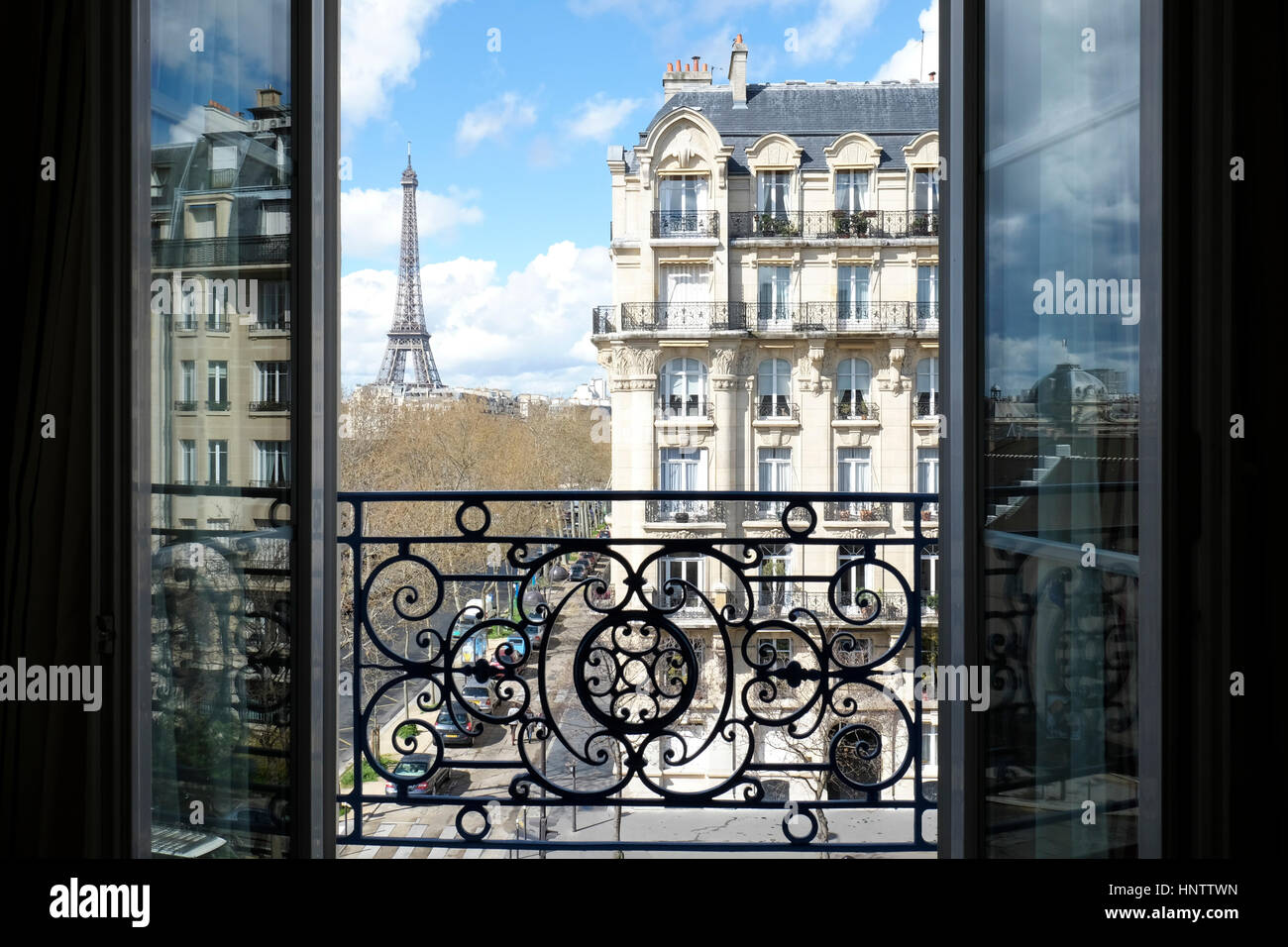 La Tour Eiffel, Paris, France, vue à travers une fenêtre ouverte. Banque D'Images