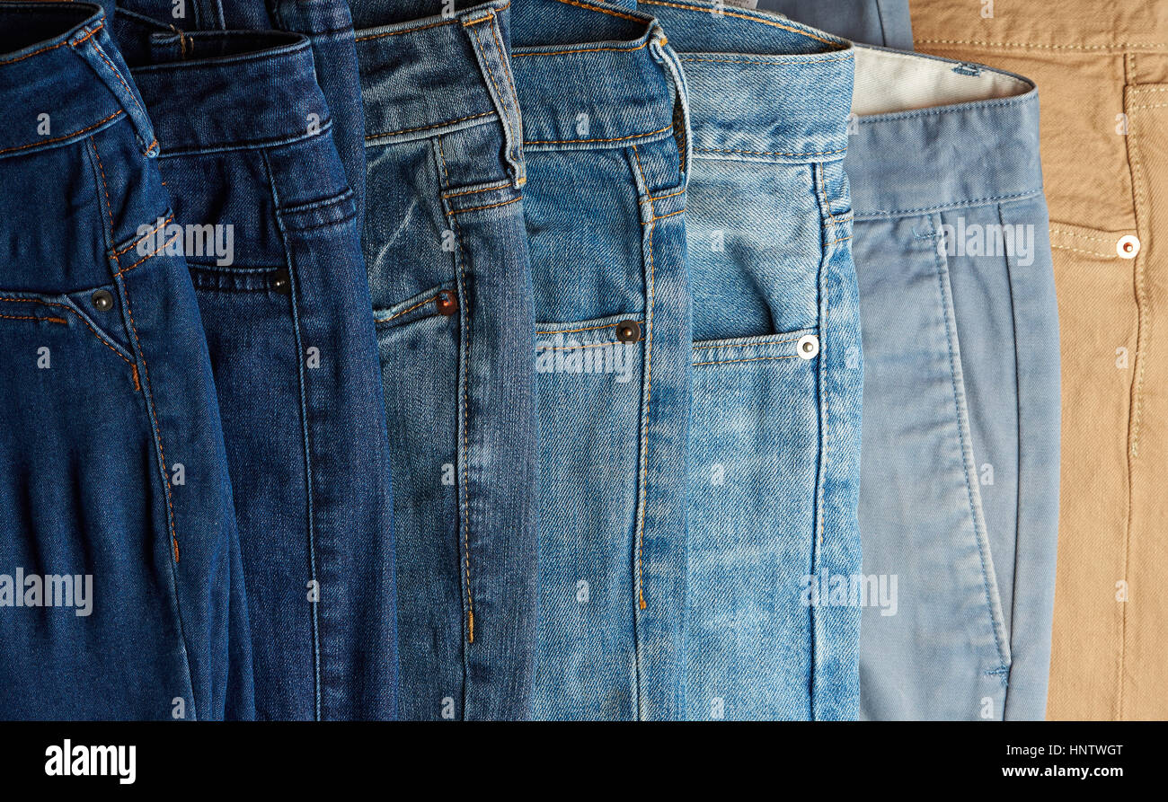Pantalon de jeans colorés texture pile. Jeans de couleur différente Photo  Stock - Alamy