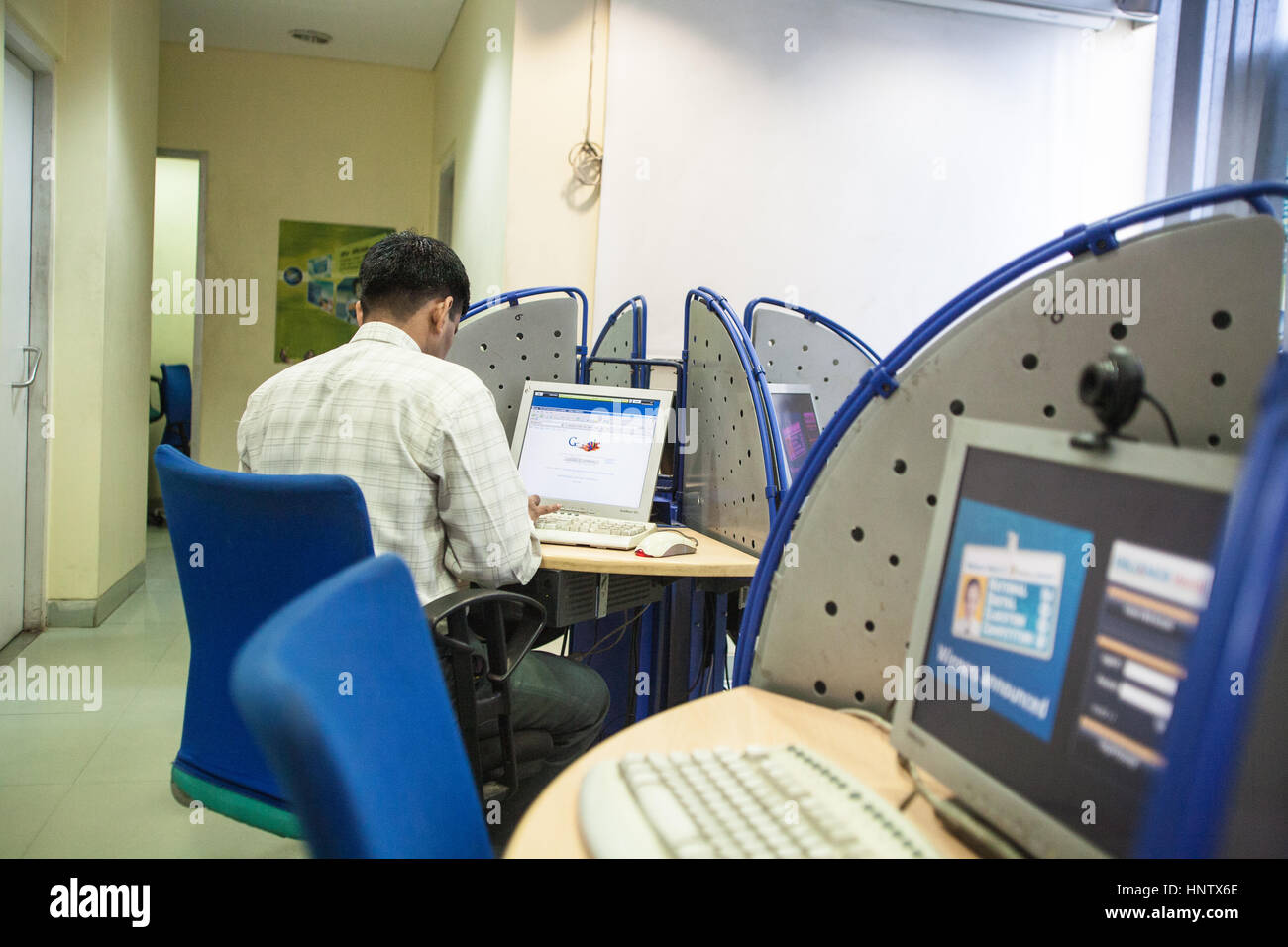 Local,homme,utilisant,ordinateur,Internet,cafe,la ville rose, Jaipur, Inde, Asie, Banque D'Images