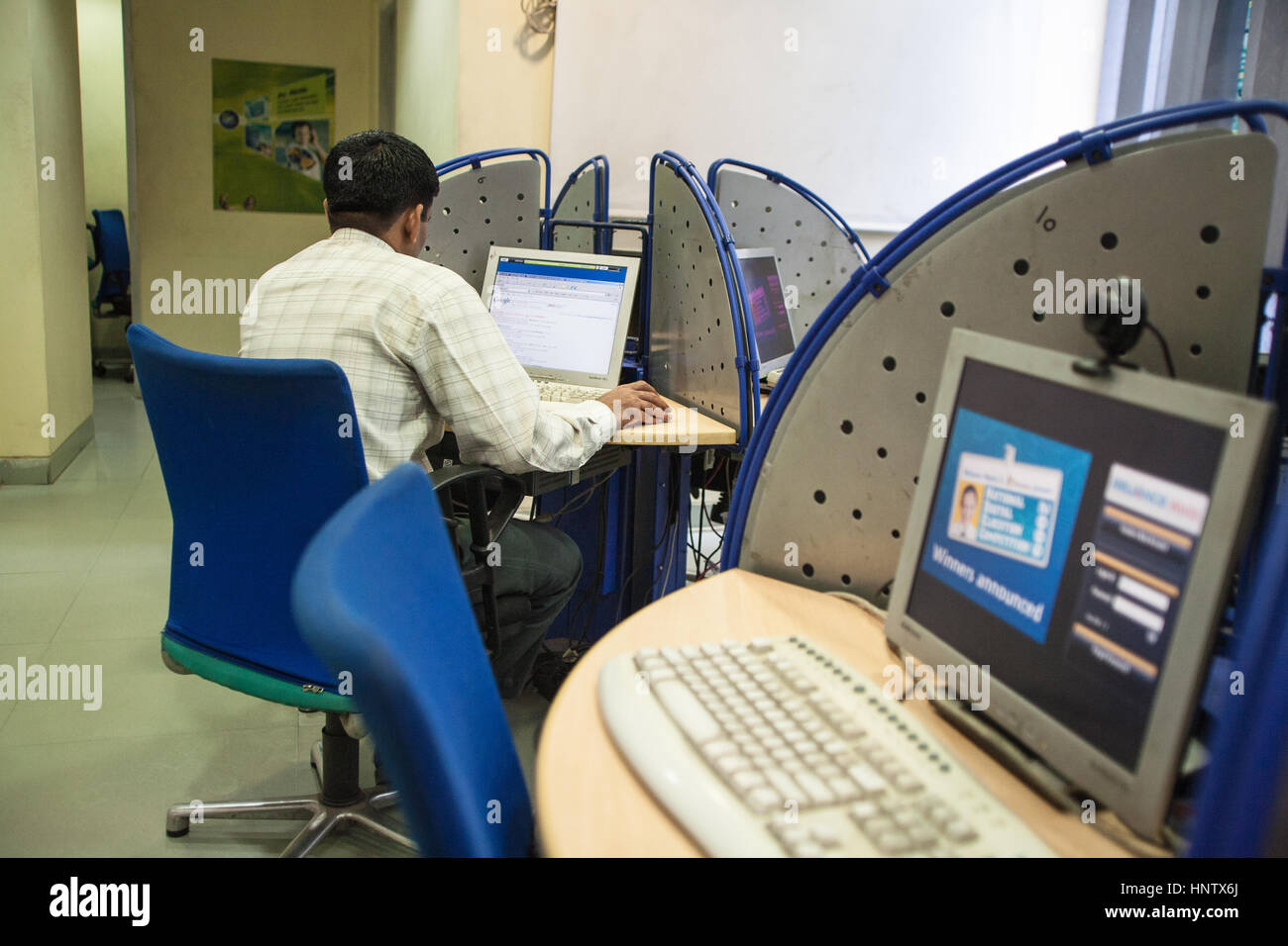 Local,homme,utilisant,ordinateur,Internet,cafe,la ville rose, Jaipur, Inde, Asie, Banque D'Images