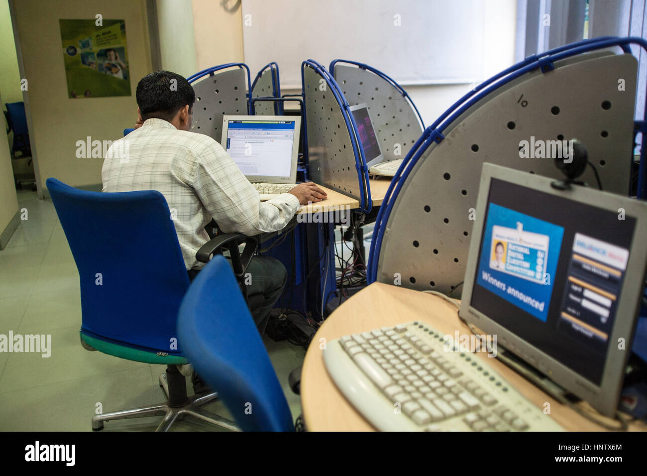 Local,homme,utilisant,ordinateur,Internet,cafe,la ville rose, Jaipur, Inde, Asie, Banque D'Images