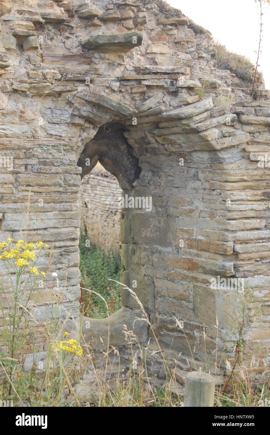 Une fenêtre dans le célèbre château de Codnor, un bâtiment classé Grade II dans le Derbyshire Banque D'Images