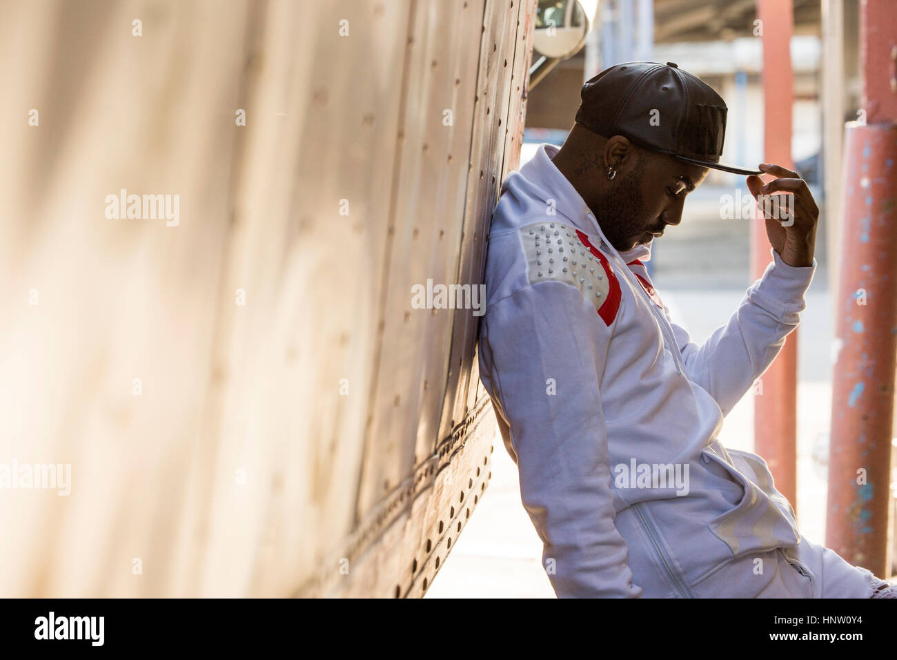 Black grave man leaning on truck Banque D'Images