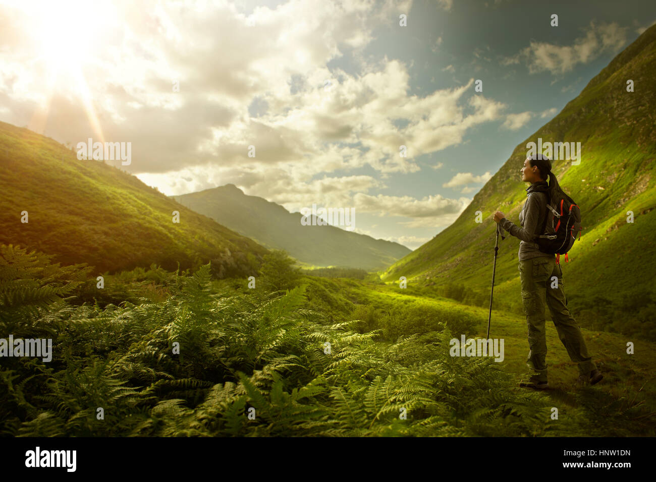 Caucasian woman randonnées en vallée verte Banque D'Images