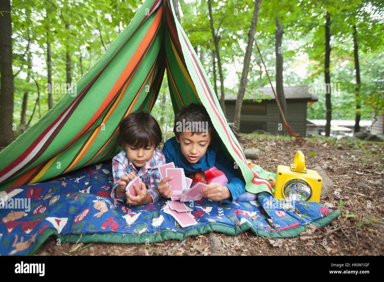 Mixed Race des garçons jouent à des jeux de cartes dans le contrat cadre fort Banque D'Images