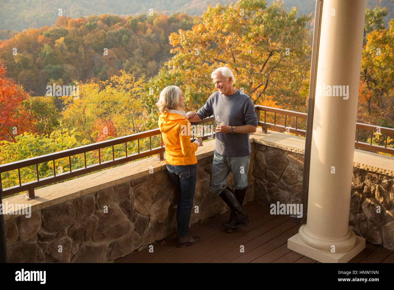 Caucasian couple enjoying wine et vue panoramique Banque D'Images
