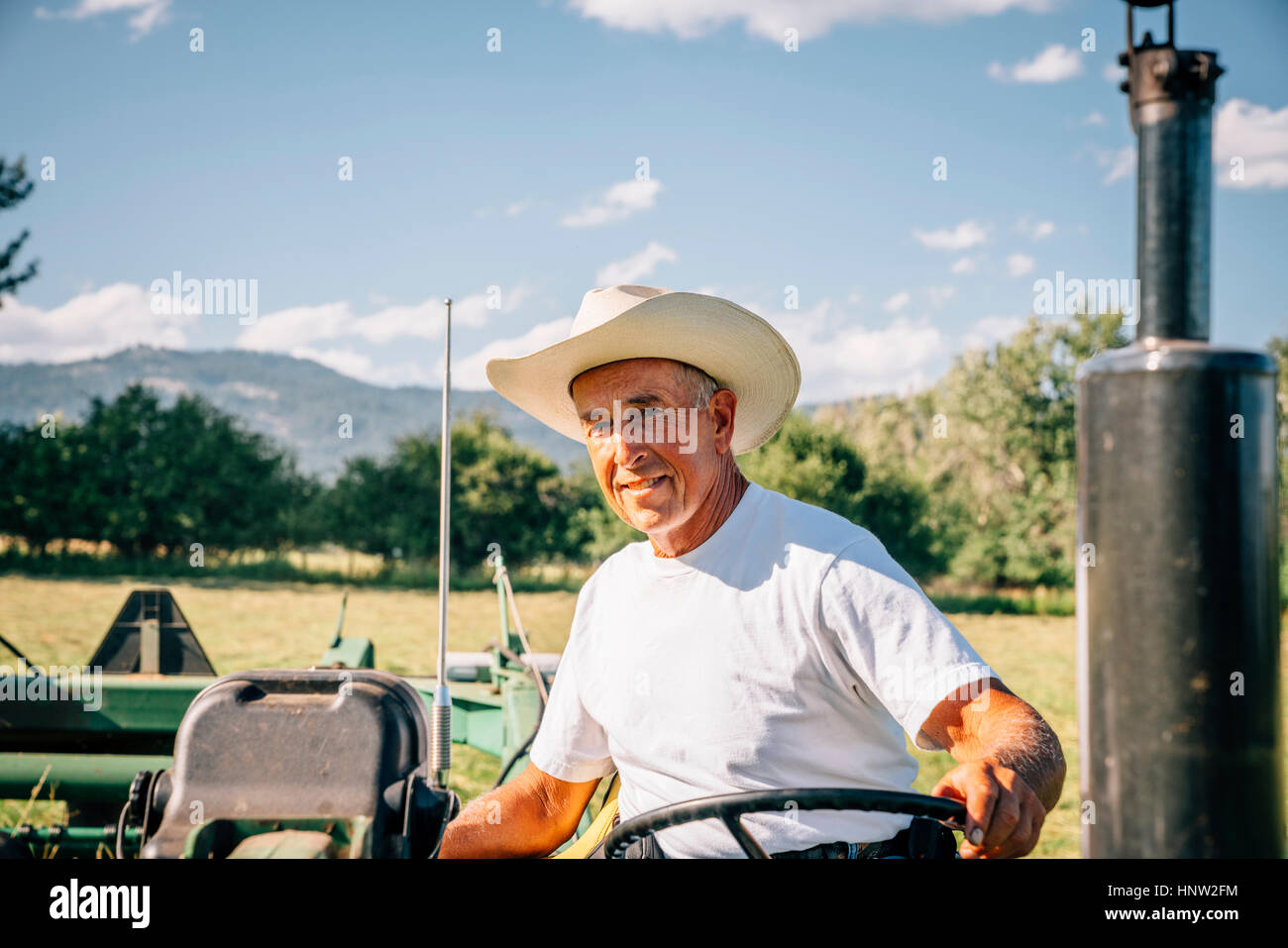 Portrait of Caucasian farmer sur le tracteur Banque D'Images