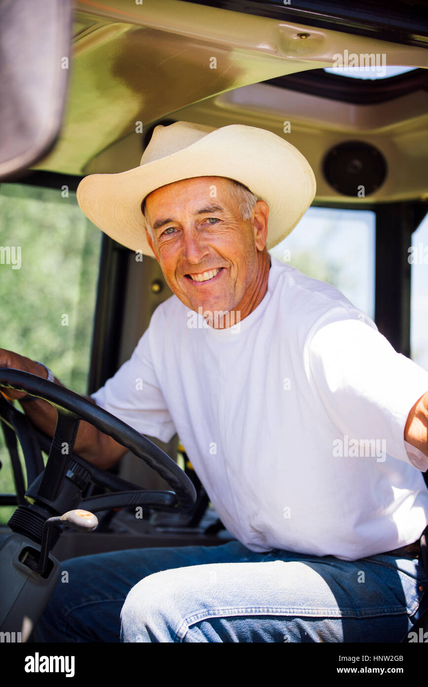 Portrait of smiling Caucasian farmer dans le tracteur Banque D'Images