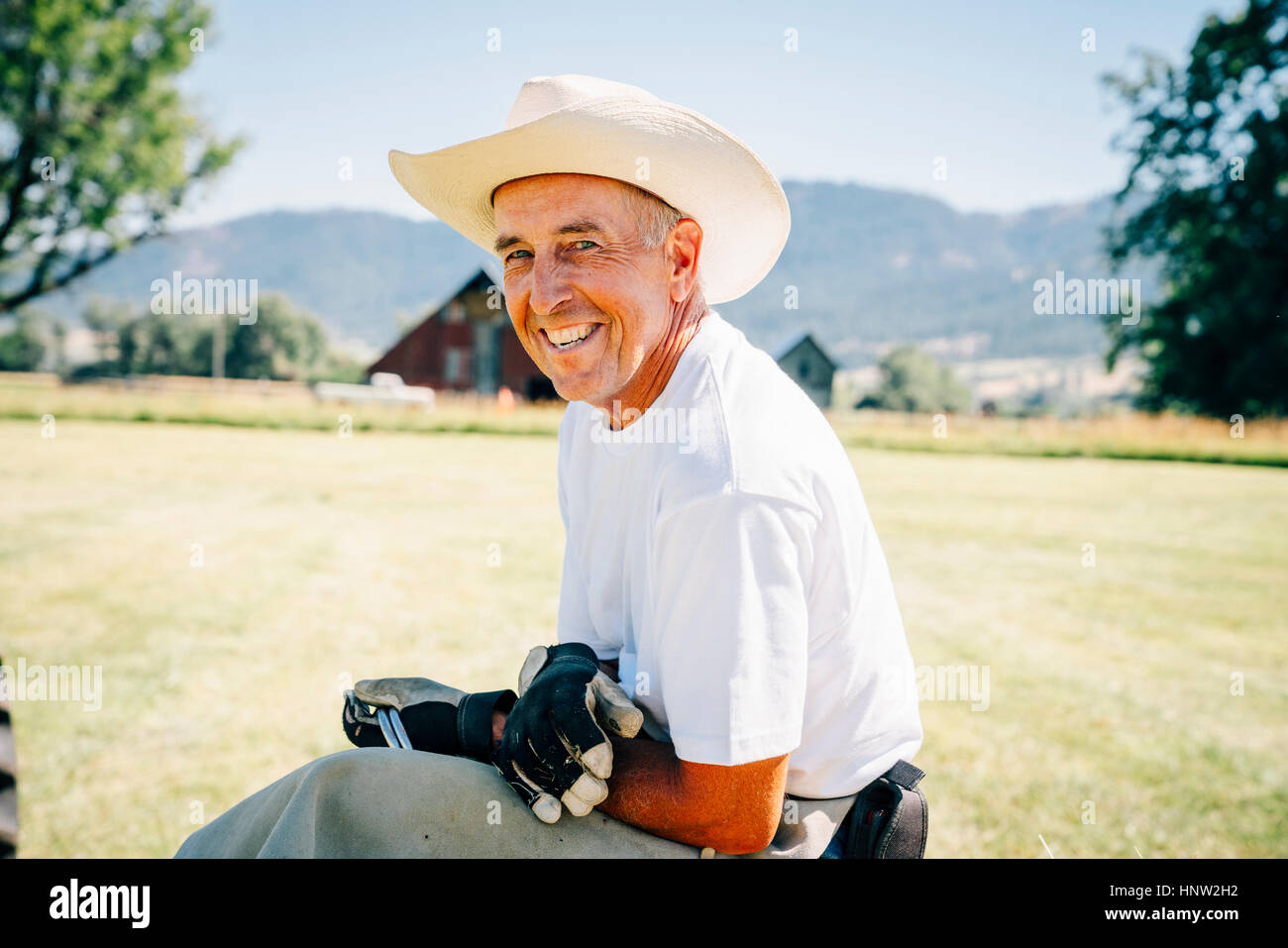 Portrait of smiling Caucasian farmer Banque D'Images