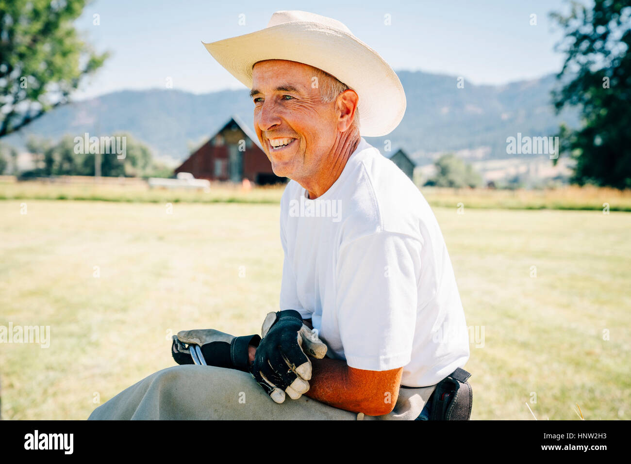 Portrait of smiling Caucasian farmer Banque D'Images