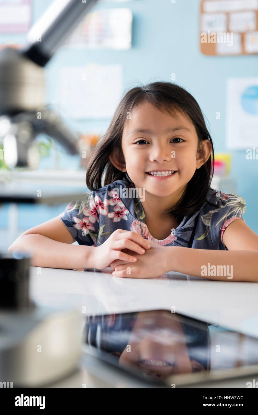 Smiling Asian girl leaning posing at 24 Banque D'Images
