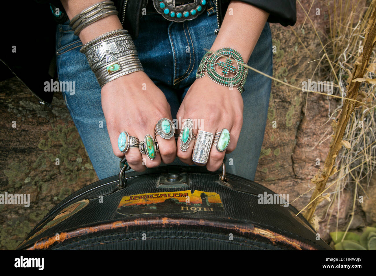 Les bras et les mains de Caucasian woman wearing bijoux ornés Banque D'Images