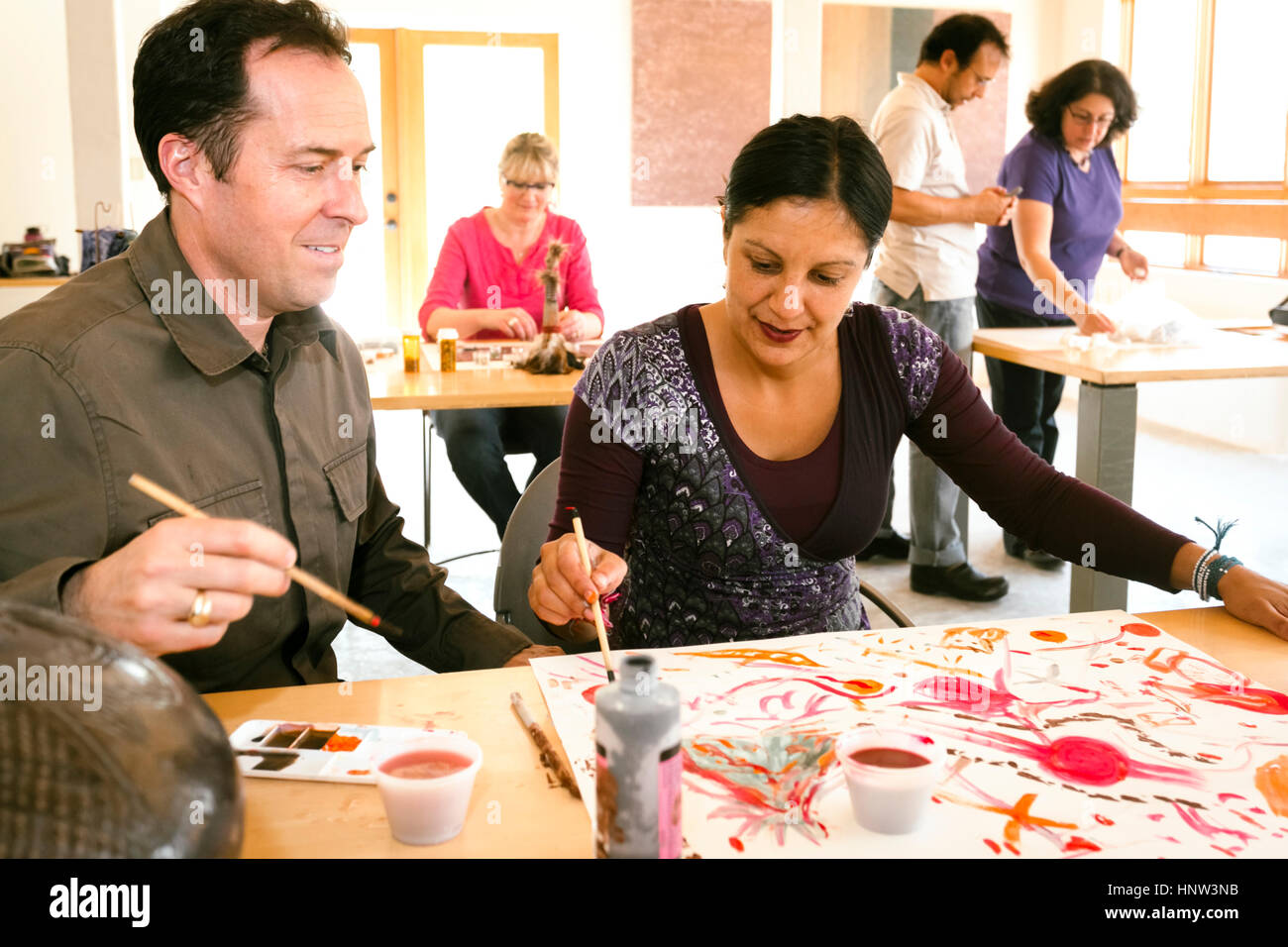 Les gens dans la classe d'art peinture Banque D'Images