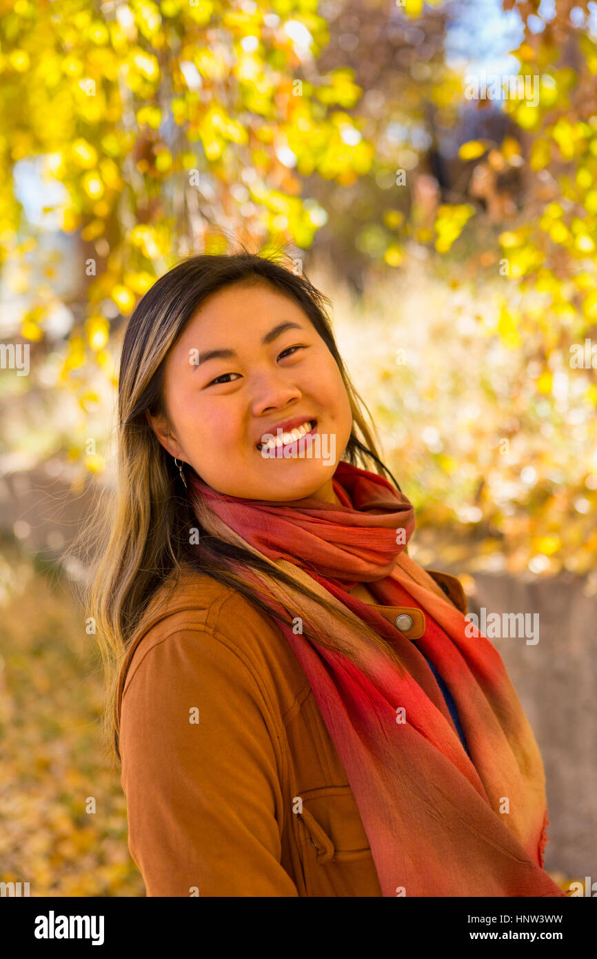 Portrait of smiling Asian woman en automne Banque D'Images