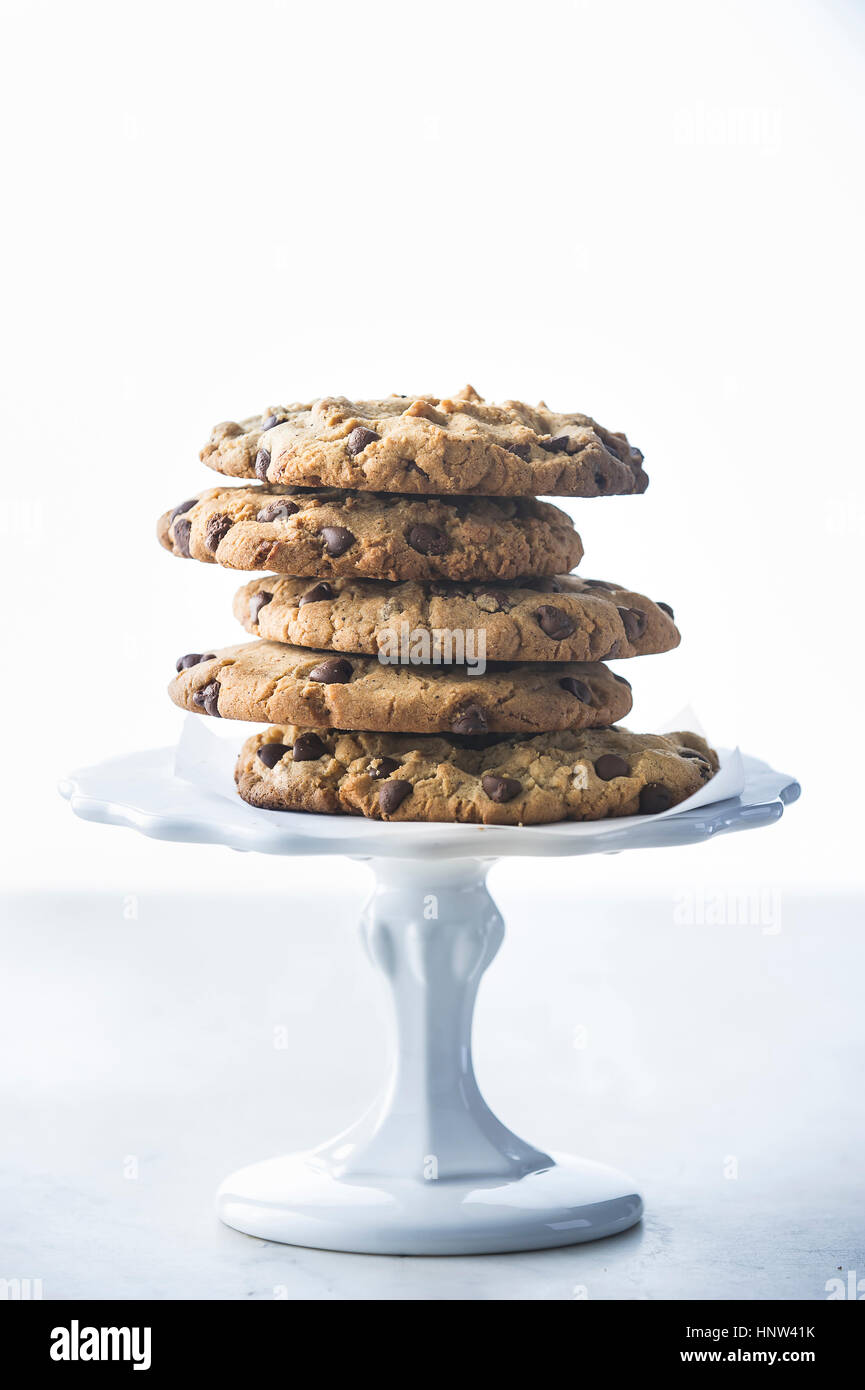 Pile de cookies aux pépites de chocolat sur le bac Banque D'Images