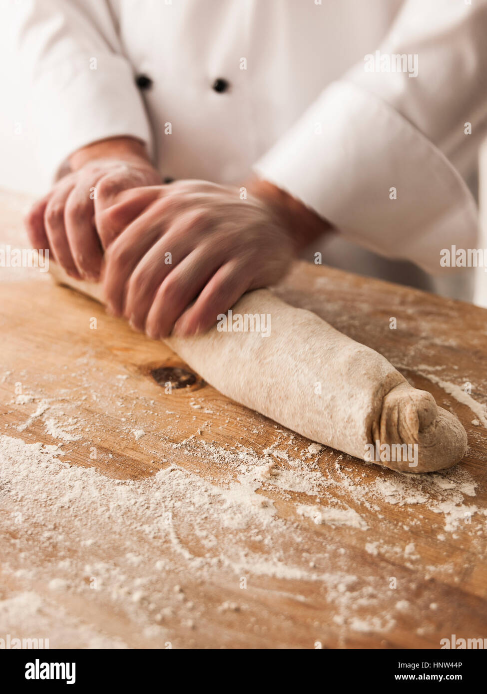 Mains de Baker la pâte de roulement Banque D'Images