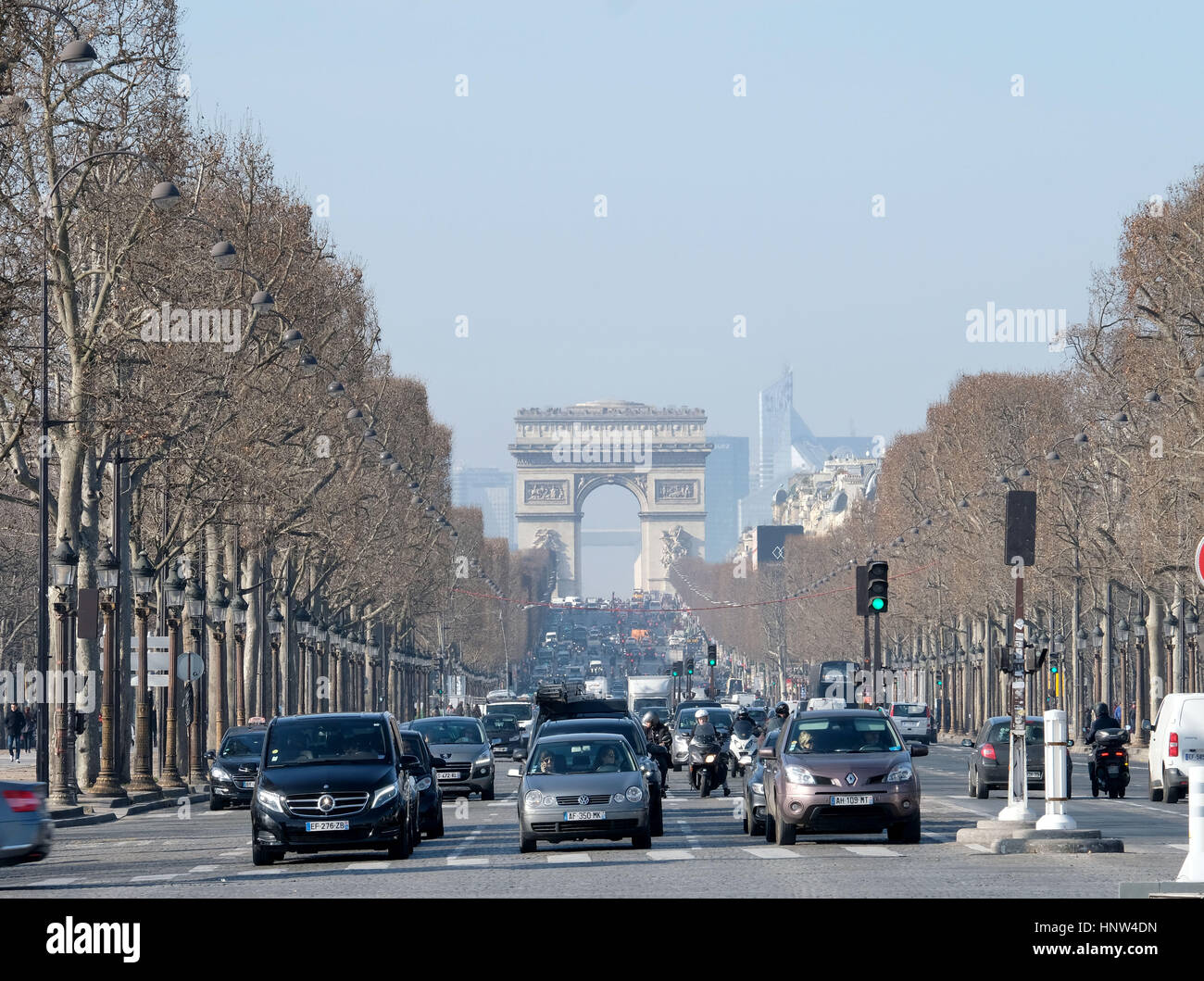Champs Elysées : le point de vue de la Place de la Concorde jusqu'à l'Avenue des Champs-Élysées et de l'Arc de Triomphe Banque D'Images