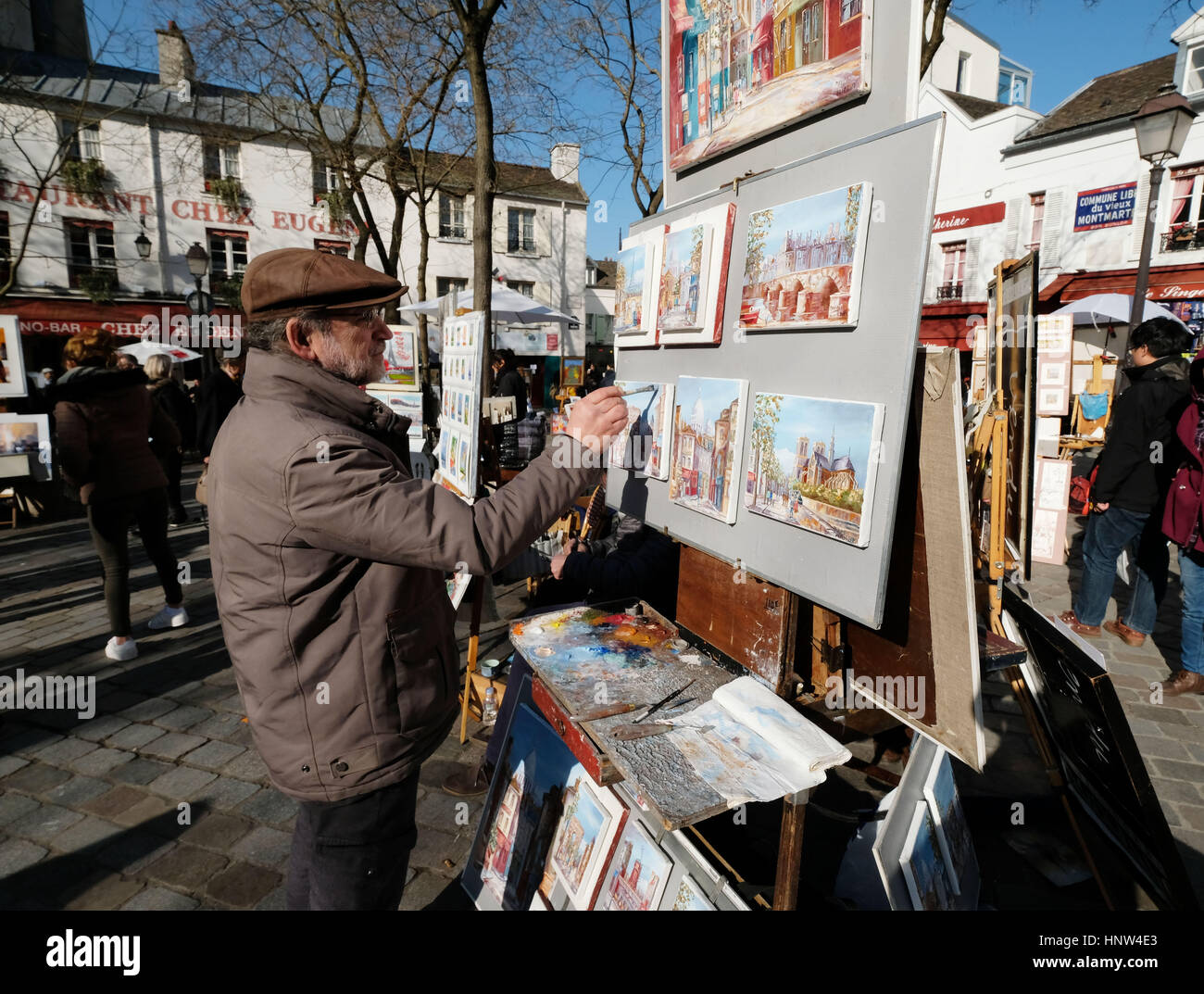Les artistes et les touristes à la Place du Tertre, Montmartre, Paris, France, Europe Banque D'Images