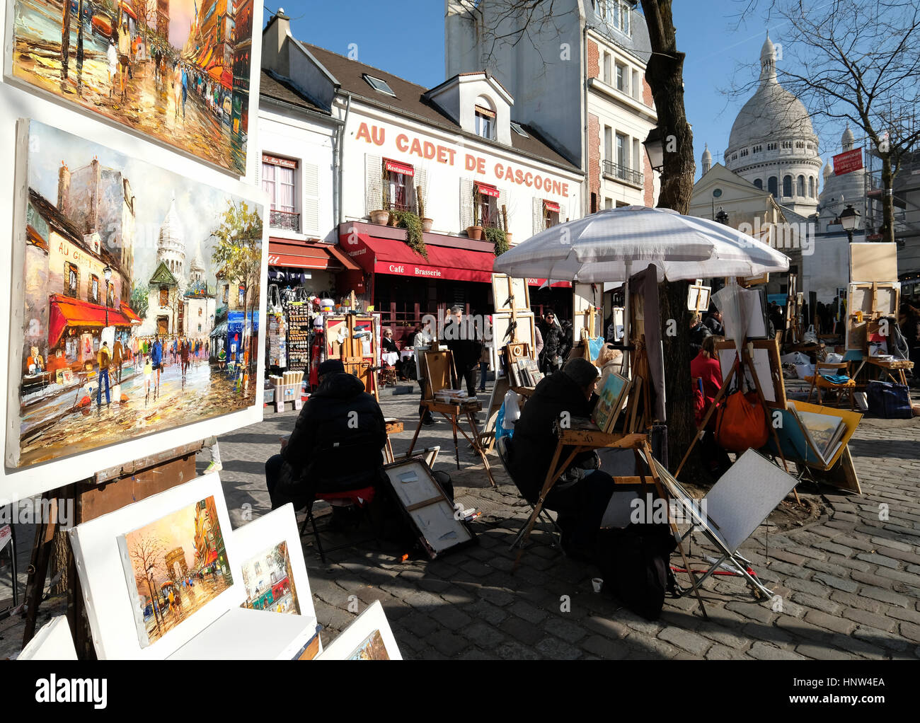 Les artistes et les touristes à la Place du Tertre, Montmartre, Paris, France, Europe Banque D'Images