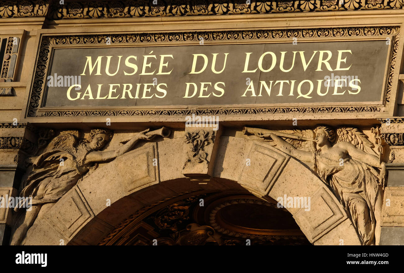 Inscrivez-vous sur le travail de la pierre à l'extérieur du musée du LOUVRE, Galeries des Antiquités sur les rives de la Seine à Paris Banque D'Images