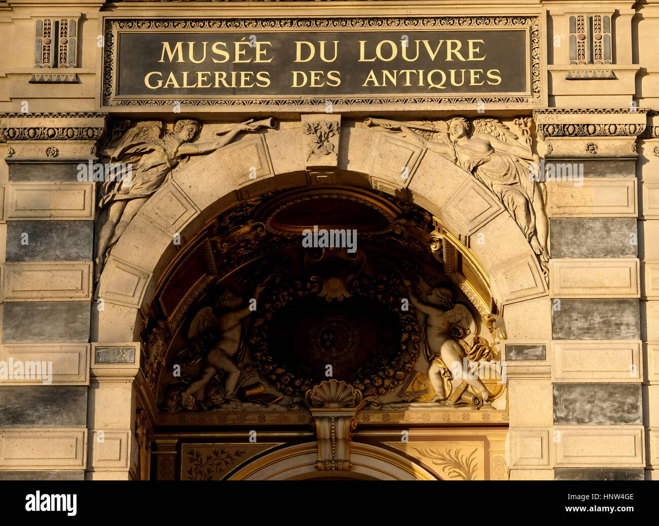 Inscrivez-vous sur le travail de la pierre à l'extérieur du musée du LOUVRE, Galeries des Antiquités sur les rives de la Seine à Paris Banque D'Images