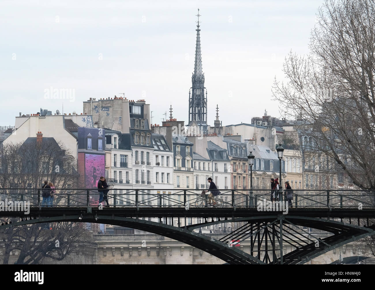 Valentines Day : un jeune couple baiser sur le pont Pont des Arts à Paris, France. Banque D'Images