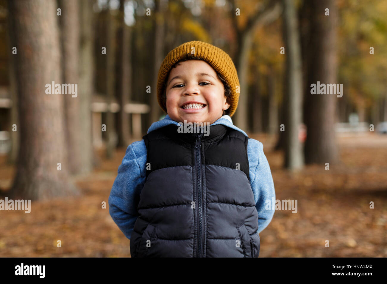 Portrait of smiling Mixed Race boy in park Banque D'Images