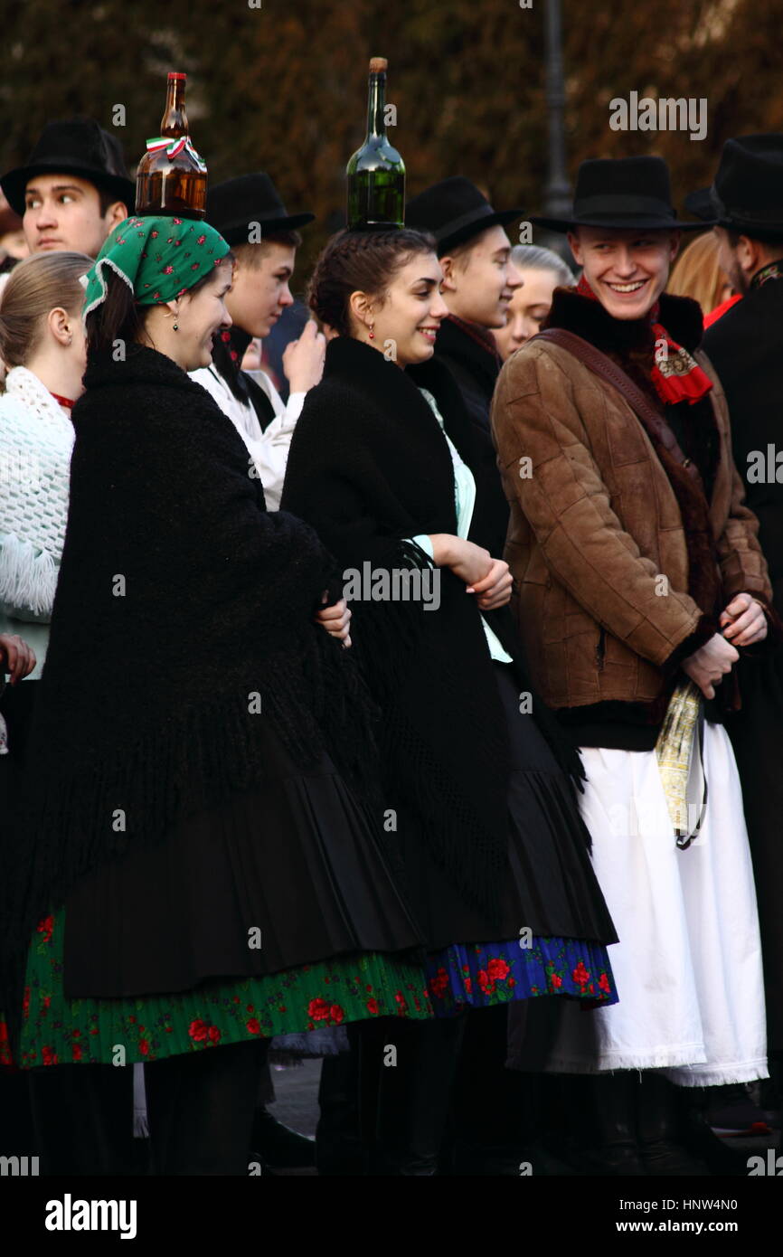 Kaposvár, Hongrie - 4 février. 2017. Jeune danseur en attente de rendement dans le carnaval traditionnel Banque D'Images