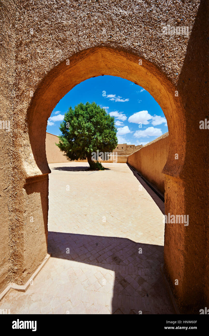 Adobe Arabesque arch à la cour intérieure de la FIDA Ksar Alaouite construit par Moulay Ismaïl le deuxième souverain de la dynastie alaouite marocain ( reig Banque D'Images