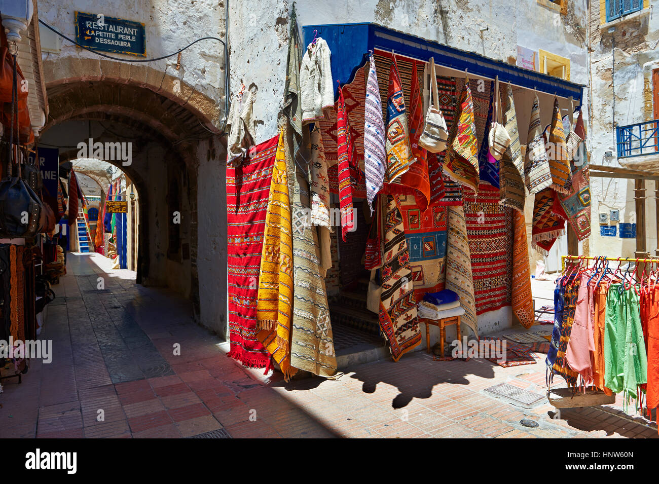 Boutiques traditionnel berbère dans la médina d'Essaouira, Maroc Banque D'Images