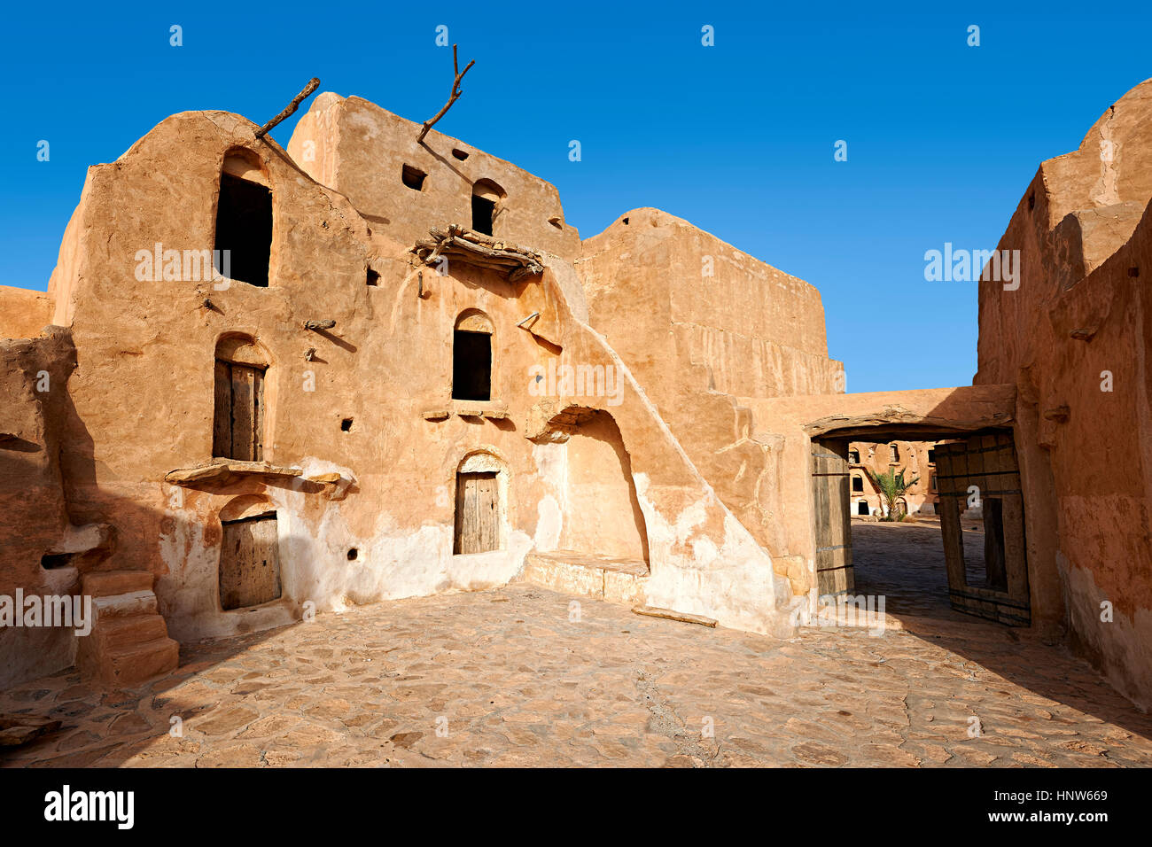 Ksar Ouled Soltane, un Arabe et Berbère traditionnel grenier voûté adobe fortifiée, caves ou ghorfas, située sur le bord du nord du Sahara dans Banque D'Images