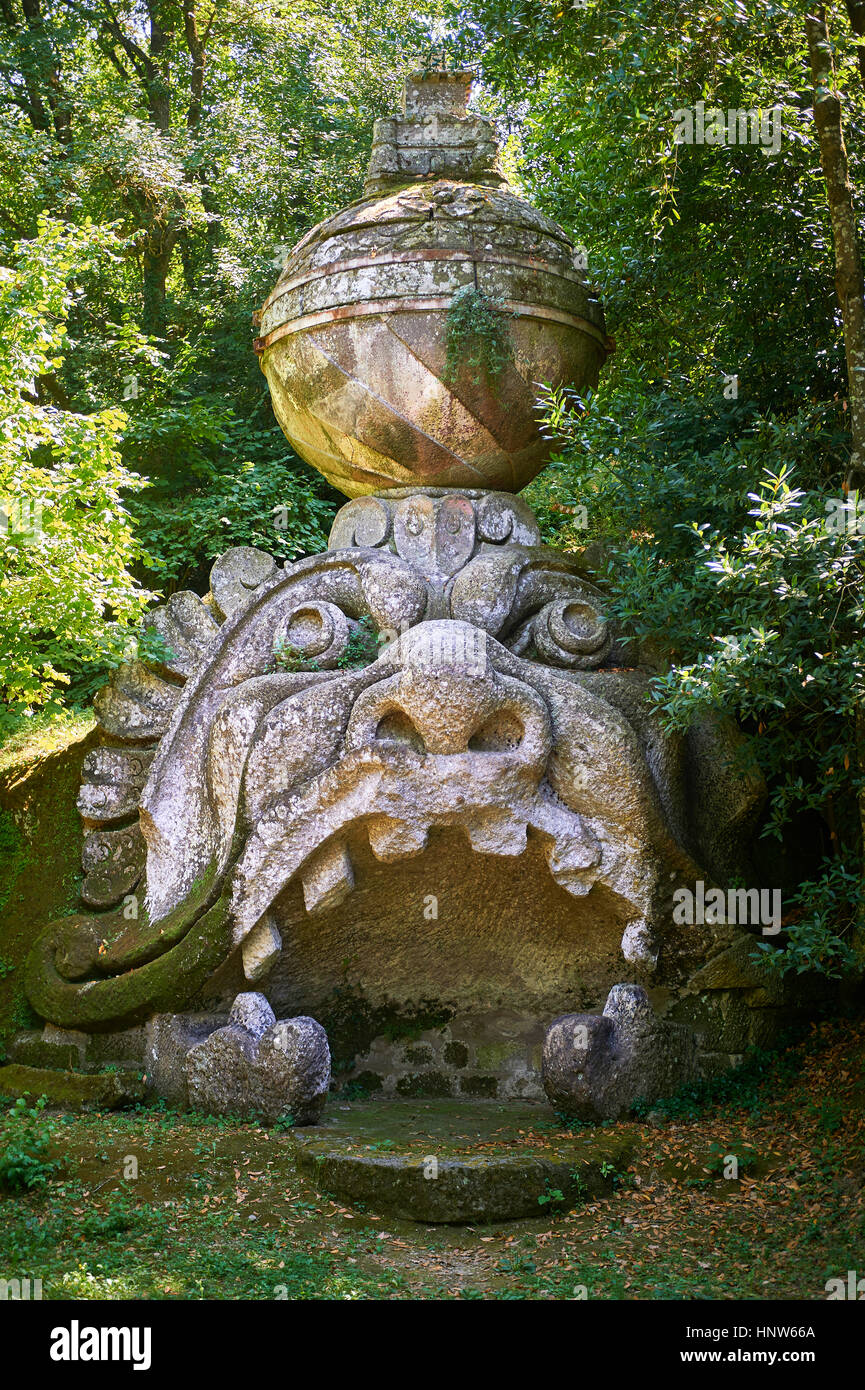 Statue de la tête de Proteus, fils de Neptune, Parc des Monstres, Bomarzo, Italie Banque D'Images