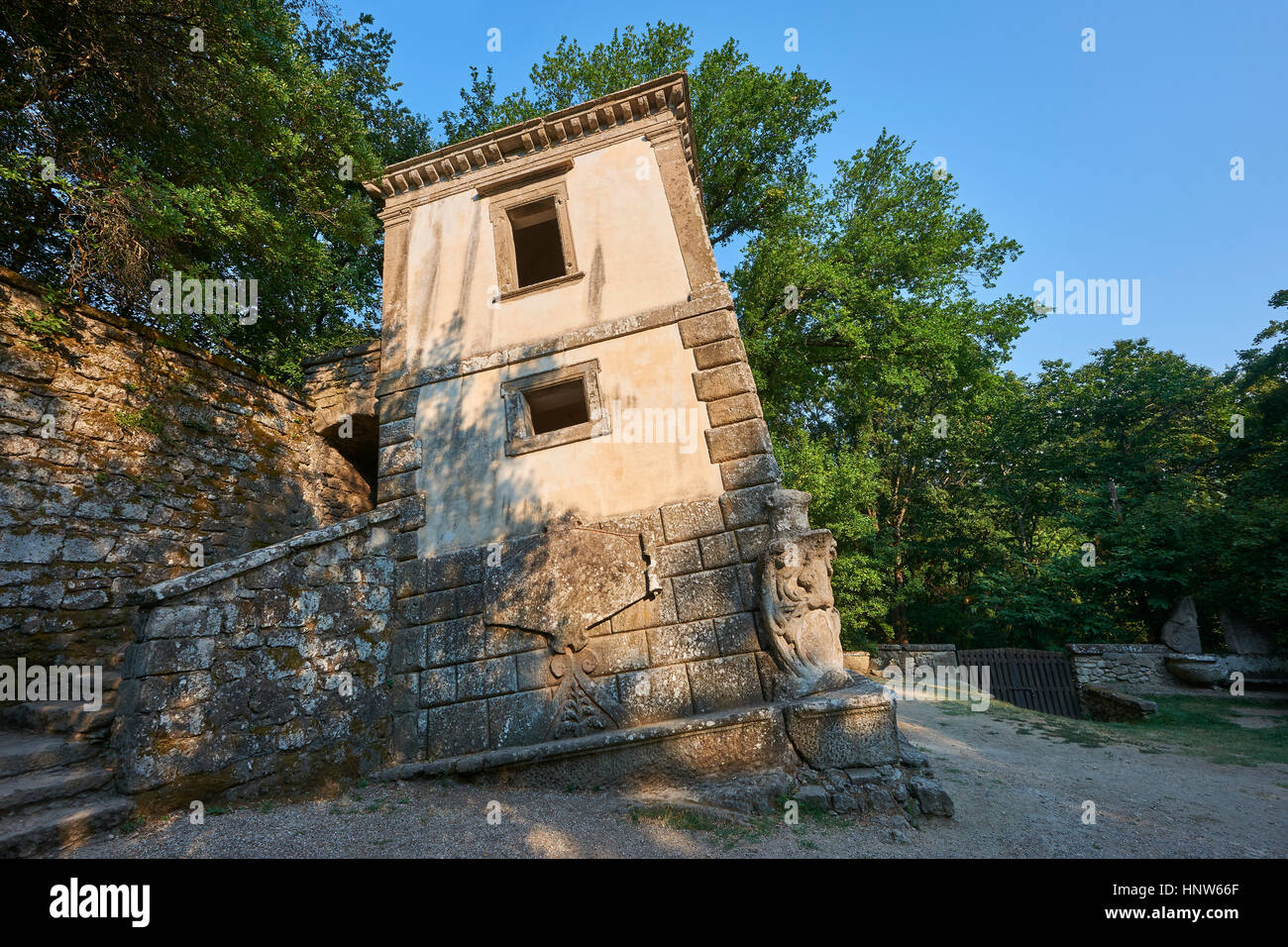 Casa Pendente, une maison penchée , ch. 1513-84, le Parc des Monstres ou le bois sacré d'Bamarzo, Italie Banque D'Images