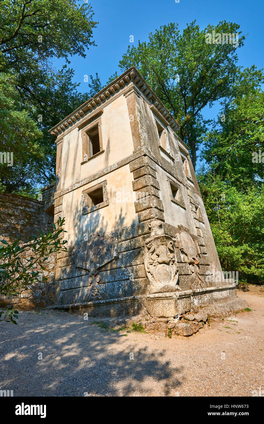 Casa Pendente, une maison penchée c. 1513-84, le Parc des Monstres ou le bois sacré d'Bamarzo, Italie Banque D'Images