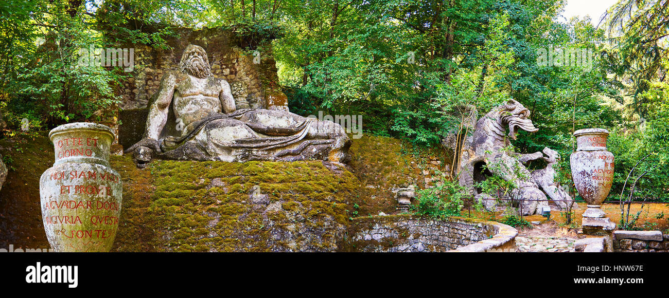 Pluton ou Neptune statue avec un petit dauphin dans sa main , ch. 1513-84, le Parc des Monstres ou le bois sacré d'Bamarzo, Italie Banque D'Images