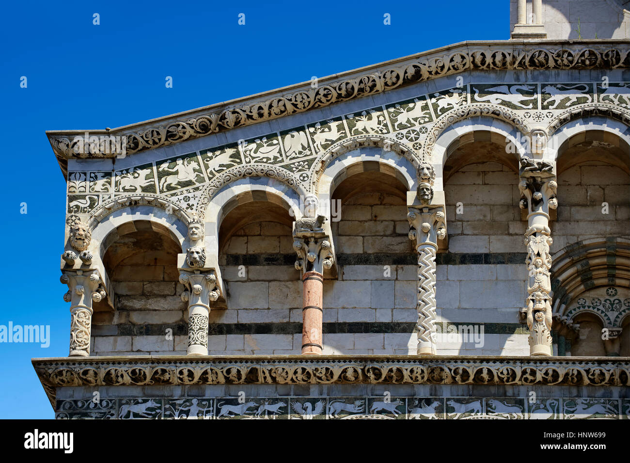 De près de l'Arcades colonnes et statues de Saint Michele de la 13e siècle façade romane du San Michele in Foro, Lucca, Toscane, Italie Banque D'Images