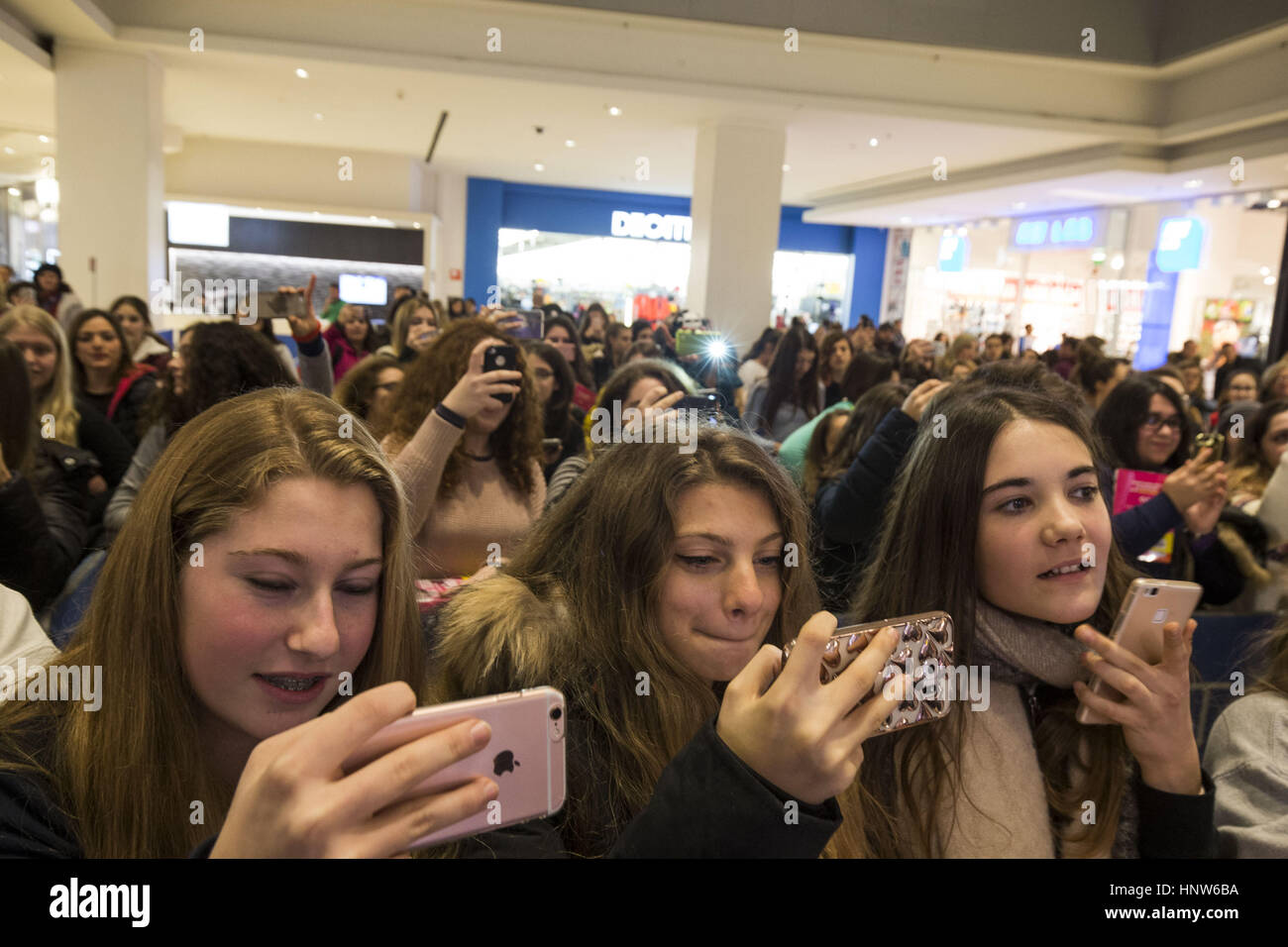 Fans de voir Anna Todd, auteur américain connu pour sa série "après", au centre commercial Porta di Roma à Rome, Italie. Où : Rome, Latium, Italie Quand : 13 Jan 2017 Credit : IPA/WENN.com **Uniquement disponible pour publication au Royaume-Uni, USA, Allemagne, Autriche, Suisse** Banque D'Images