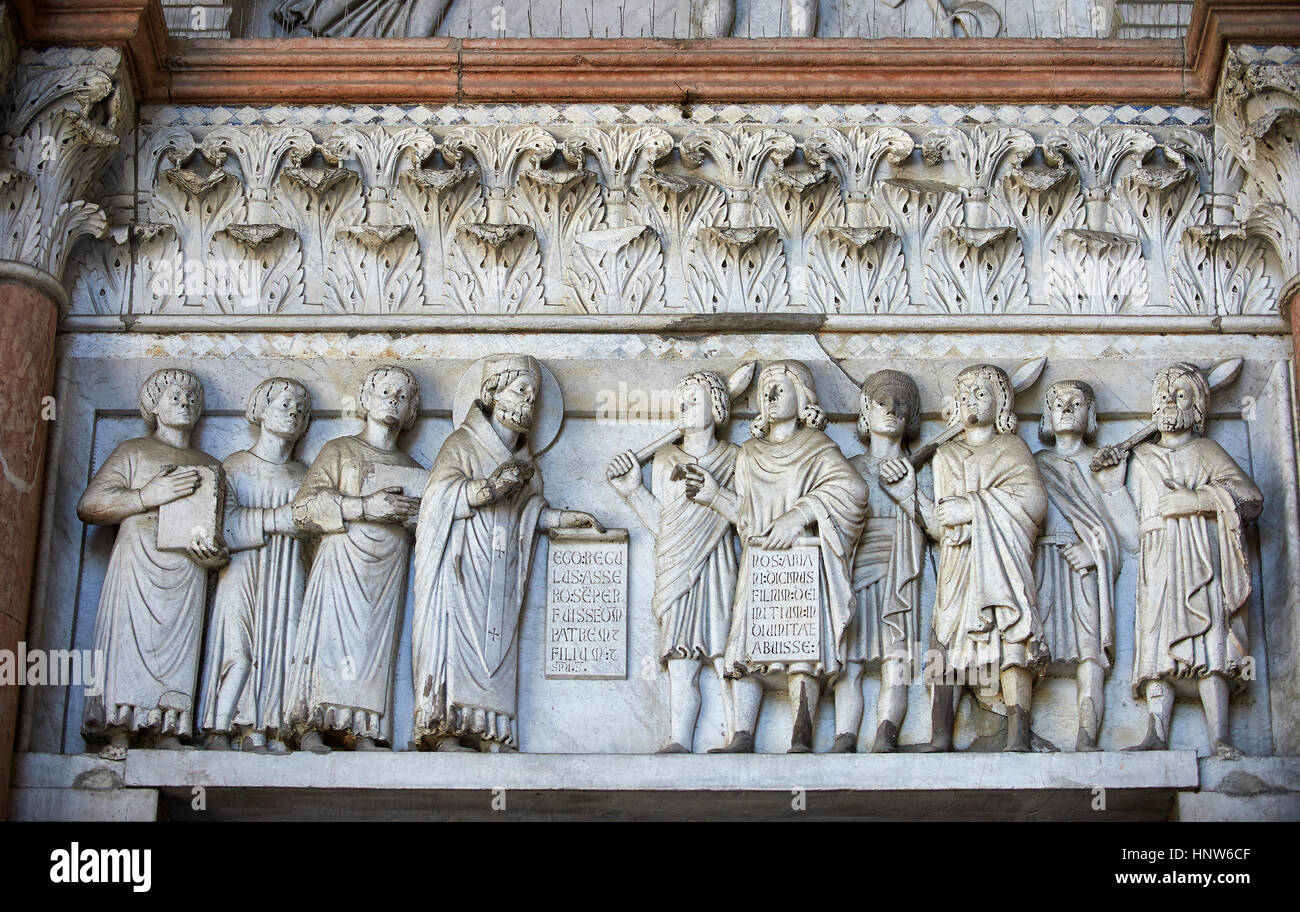 La fin de l'époque médiévale sculpture relief représentant St Martin sur la façade de la cathédrale San Martino de Lucques, Duomo, Tunscany, Italie, Banque D'Images