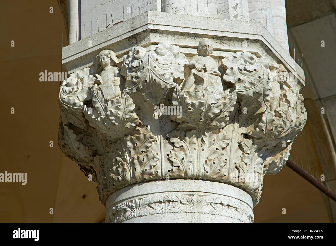 Le 14ème siècle de style gothique de la capitales de la colonne du Palais des Doges sur la Place St Marc, Palais des Doges, Venise Italie Banque D'Images