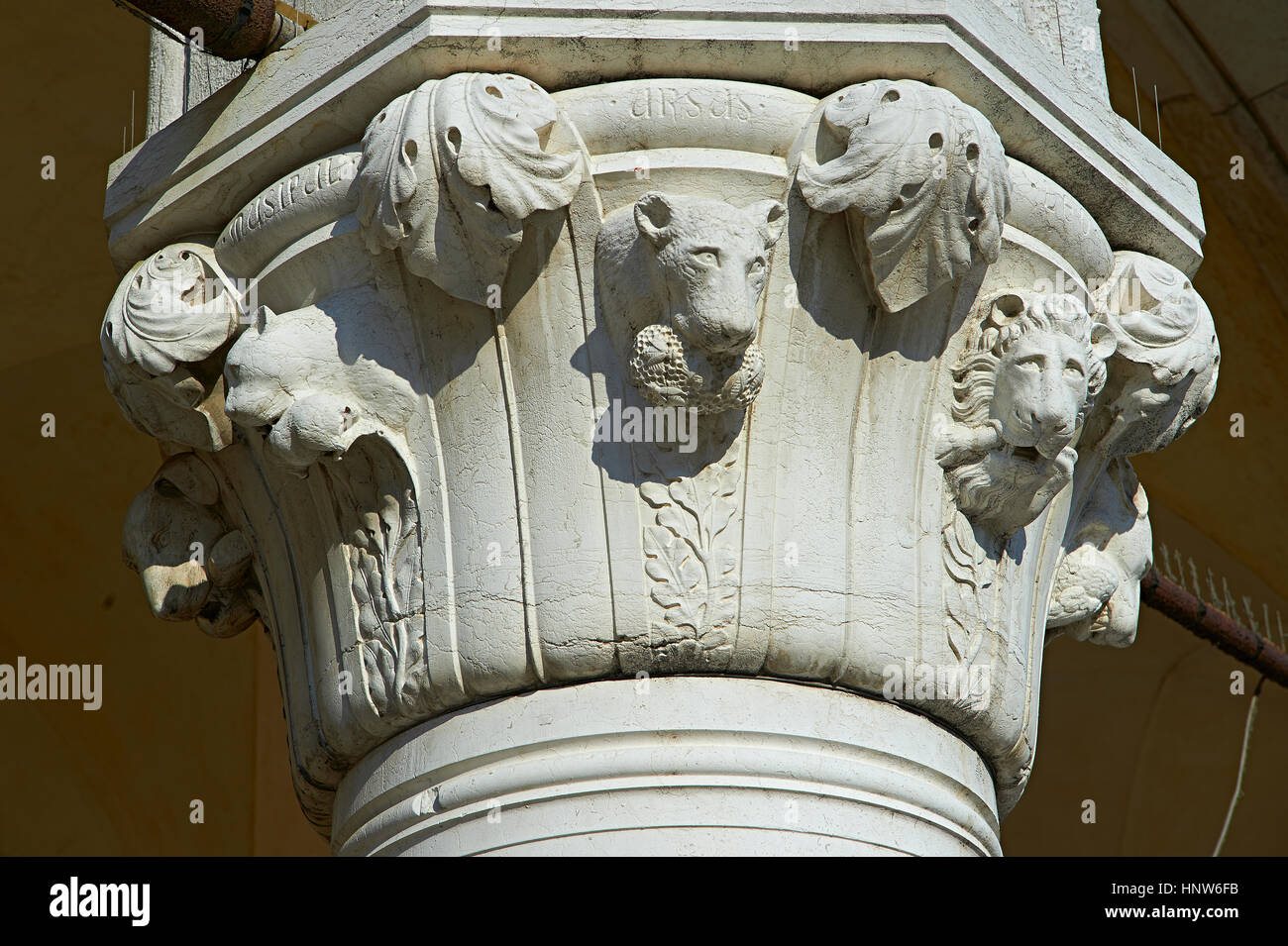 Le 14ème siècle de style gothique de la capitales de la colonne du Palais des Doges sur la Place St Marc, Palais des Doges, Venise Italie Banque D'Images