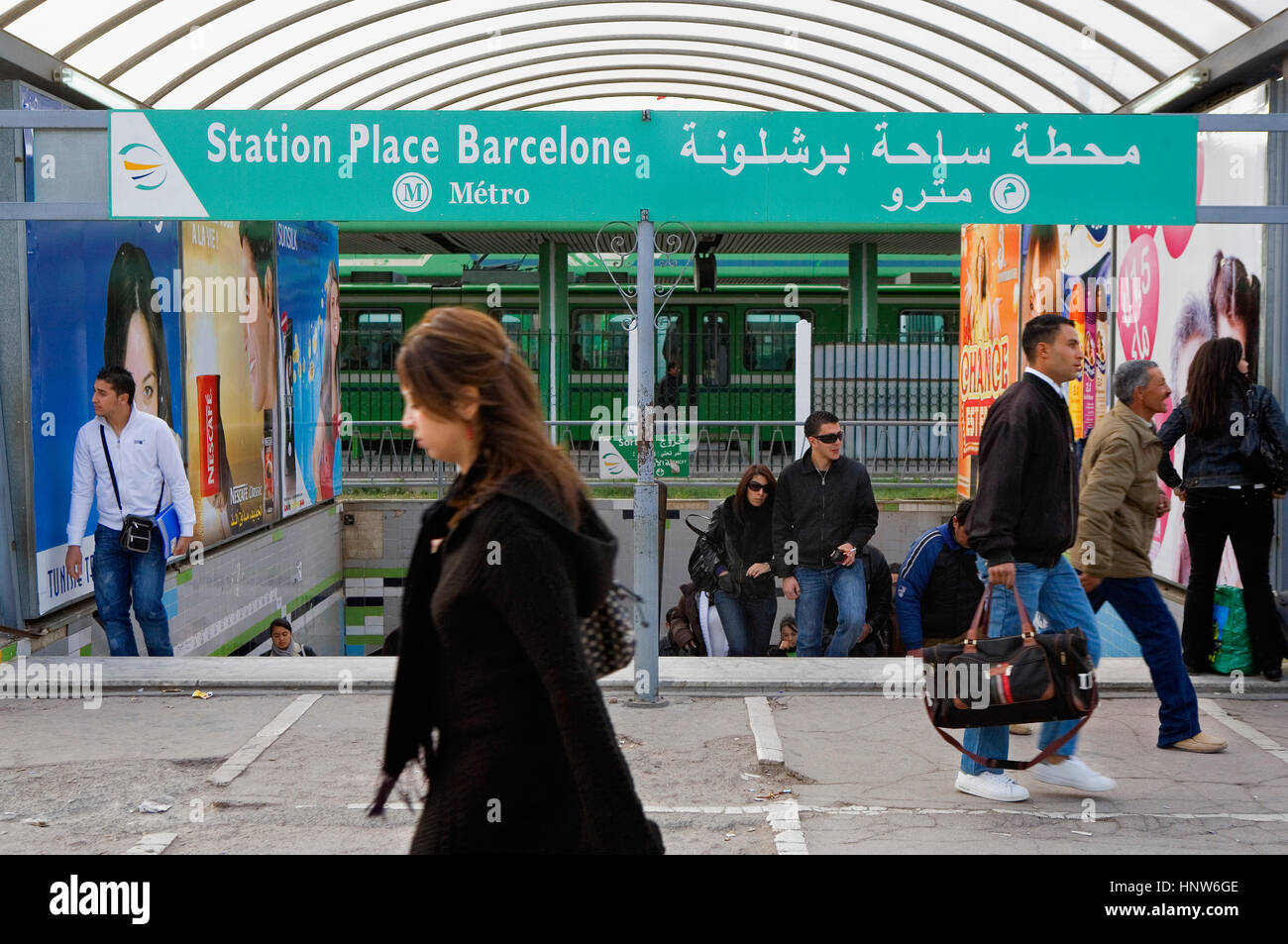 Tunisie : Ville de Tunis. Métro (métro). Sortie de Station Place Barcelone , à la place de Barcelone Banque D'Images